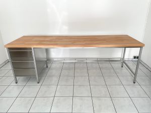 Arbeitstisch mit Schubladenblock und Buchenholztischplatte