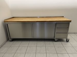 Arbeitstisch mit Buchenholzplatte und Schiebetüren