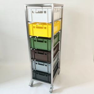 Edelstahl-Behälterwagen mit unterschiedlich farbigen Behältern