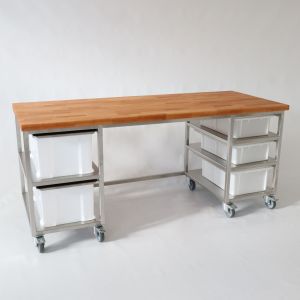 Ansicht der professionellen Backstation BT 053005 aus Edelstahl mit Buchenholztischplatte