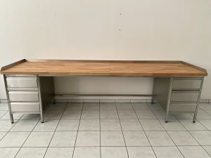 Buchenholztisch AT 013208 aus Edelstahl mit Schubladenblock und Ablageboden mit Rädern