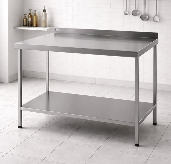 Edelstahl Arbeitstisch mit Ablageboden in der Bäckerei